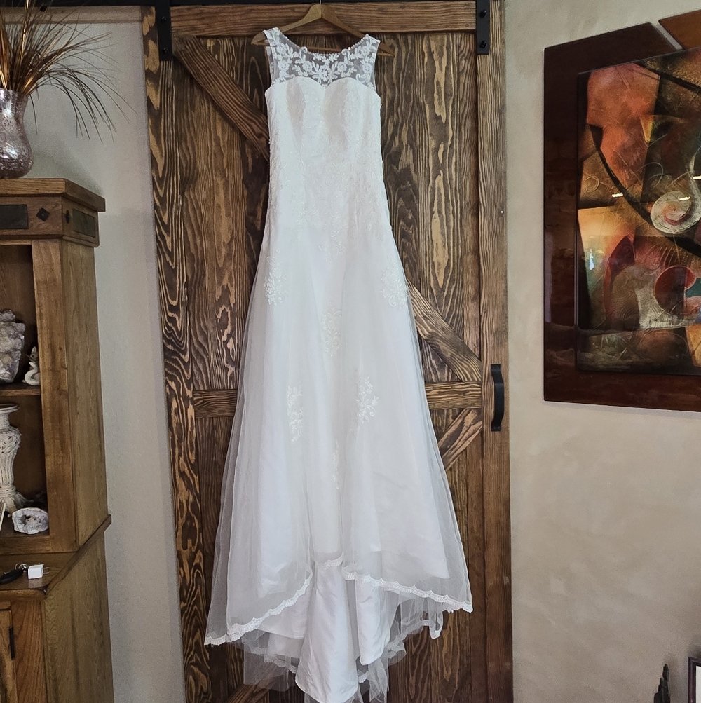 NWOT Elegant White Wedding Gown With Floral Lace Bodice Tulle Overlay Size 2